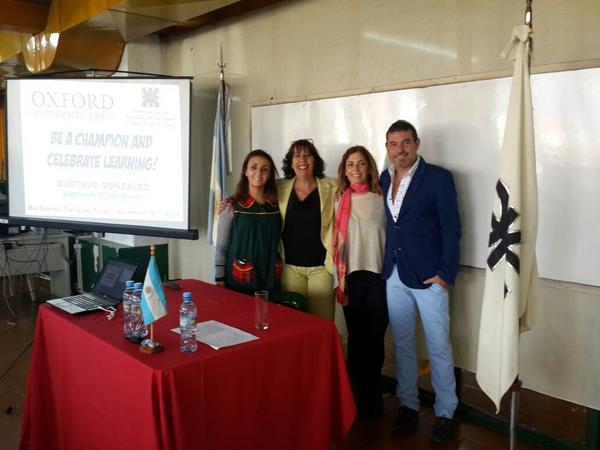 Las coordinadoras Elisabet Cruz e Isabel Natalini junto a la representante de OUP, Carla Crosta y a Gustavo Gonzlez.
