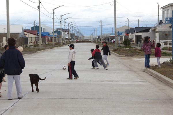 Nios jugando a la pelota en la recientemente inauguradas calles de Chacra XIII.