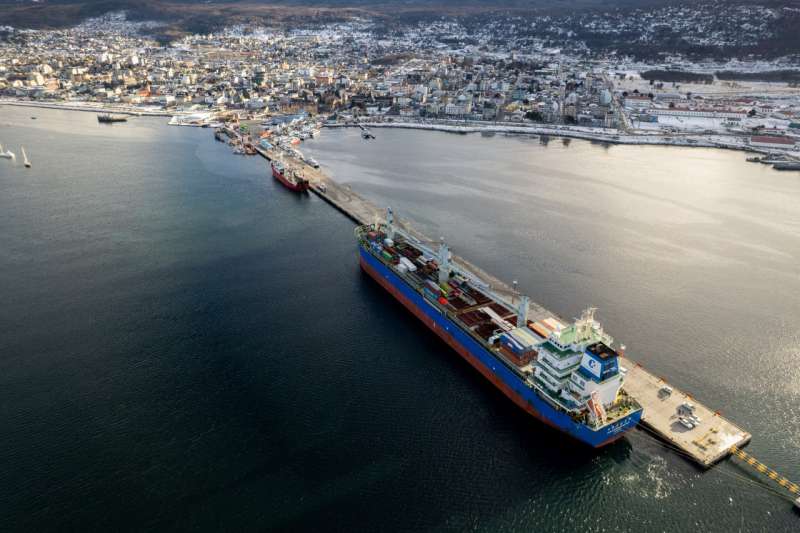 Ayer arrib� el barco con las 6200 toneladas de equipamiento 