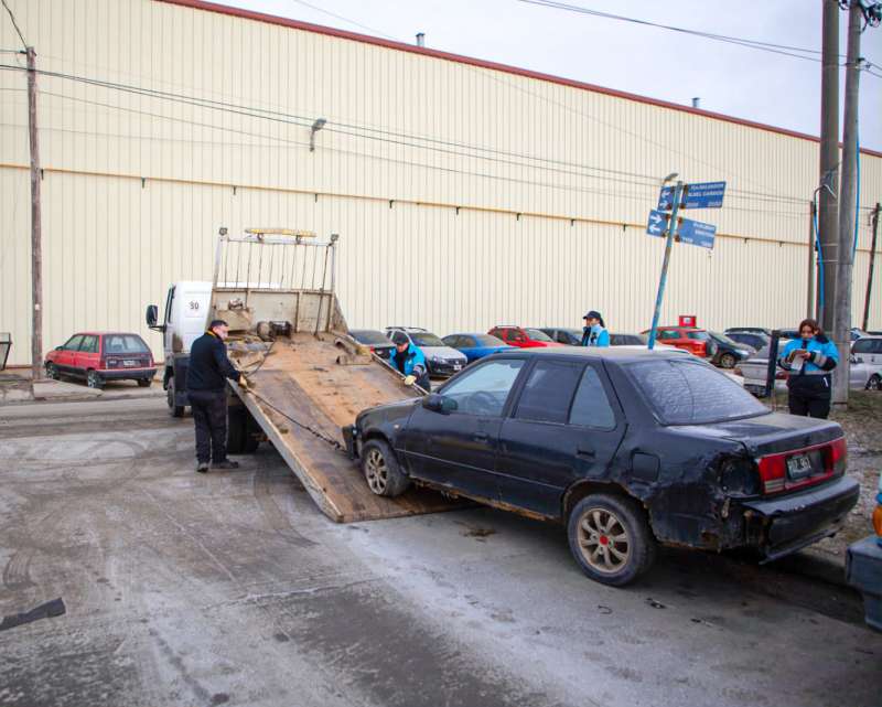 El municipio avanza con el retiro de chatarra y veh�culos abandonados en la v�a p�blica