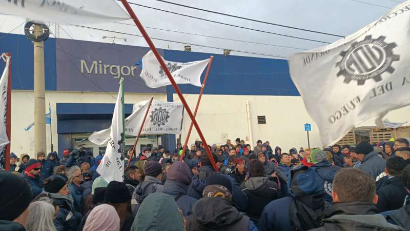 Tensi�n en R�o Grande por la desvinculaci�n masiva de 300 operarios y referentes gremiales