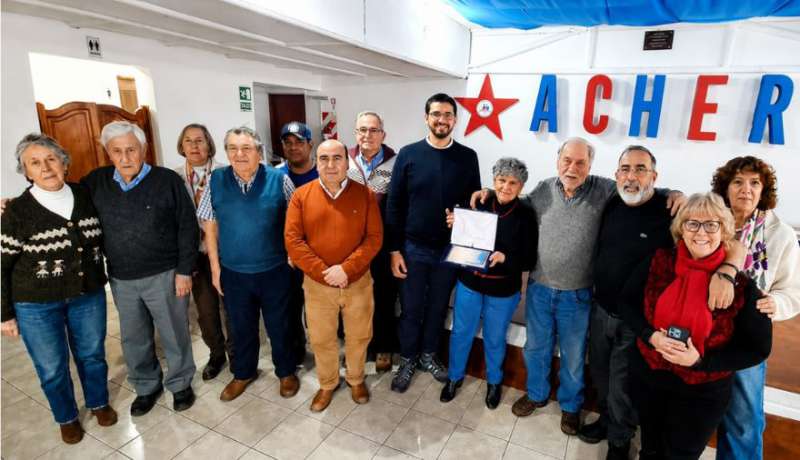 Emotivo reconocimiento de la colectividad chilena a Elba Nimer 