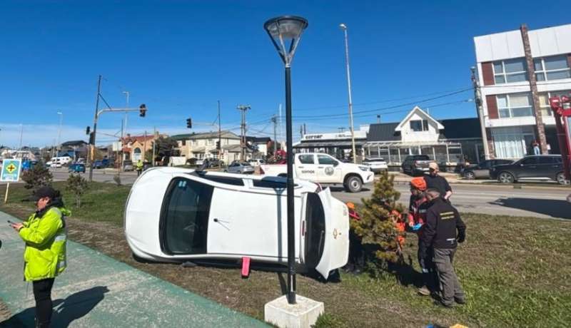 Una conductora qued� atrapada y debi� ser rescatada por bomberos
