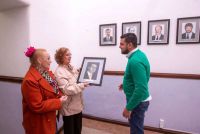 El intendente Vuoto colocó el cuadro de Miguel Ángel Torelli, ex intendente democrático de la ciudad