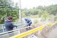 Personal municipal de Ushuaia construye una escalera 