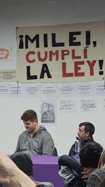 Coto fue cuestionado en la UNTDF por la Ley de Financiamiento y abandon� la charla