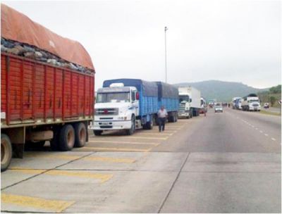 Camiones argentinos varados en el paso fronterizo 