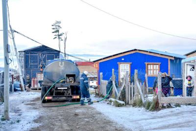La Municipalidad de Ushuaia intensifica la distribucin de lea y agua a los barrios