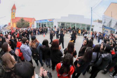 Vecinos y vecinas de Ushuaia festejaron la primavera en el Centro Cultural Nueva Argentina