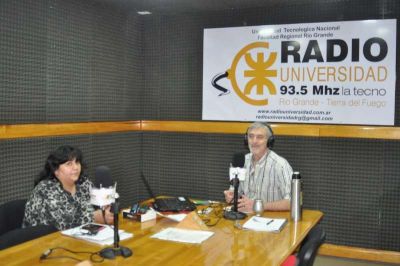 La escritora Mirtha Aracena visit los estudios de Radio Universidad