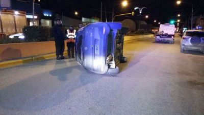 Conductor en estado de ebriedad choc y volc en calle Perito Moreno
