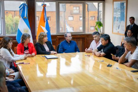 Urquiza firm� un acta con gremios del Puerto que garantiza salarios y estabilidad para los trabajadores 